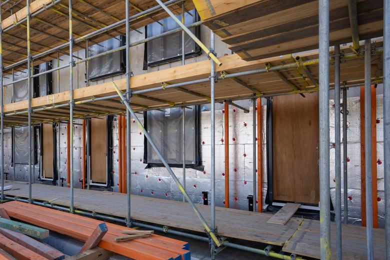 Façade sous échafaudage avec panneaux isolants fixés